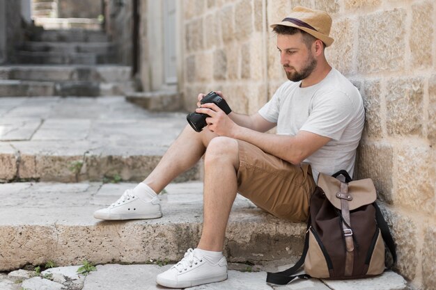 Joven turista en montenegro