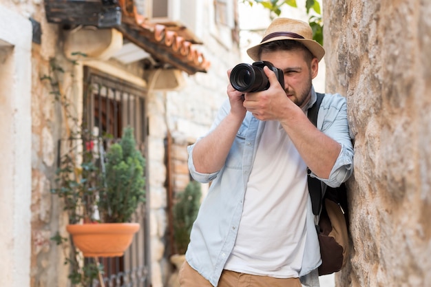 Joven turista en montenegro