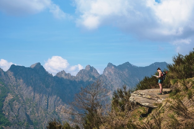 Joven turista de senderismo en las montañas de Piamonte, Italia en un día soleado