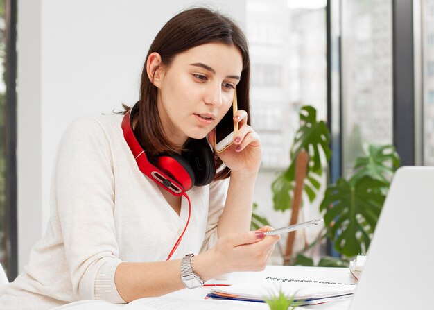 Joven tutor en casa hablando por teléfono