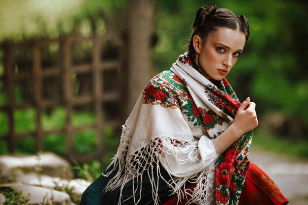 Joven ucraniana en un colorido traje tradicional