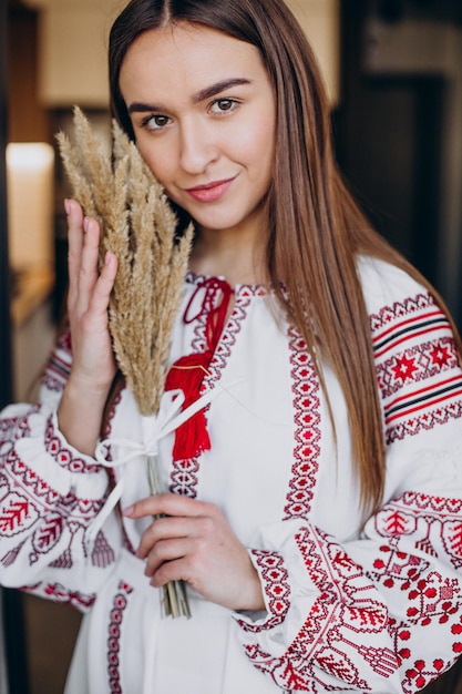 Joven ucraniana en vyshyvanka con espiga de trigo