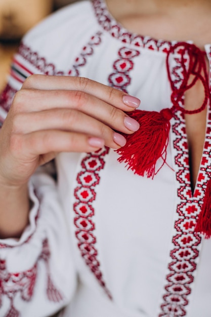 Joven ucraniana en vyshyvanka tradicional