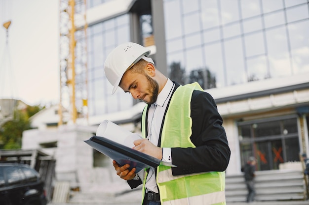 Joven en unform analizando el proyecto de construcción