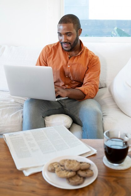 Joven usando laptop en casa