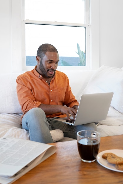 Joven usando laptop en casa