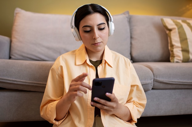 Joven utilizando teléfono inteligente