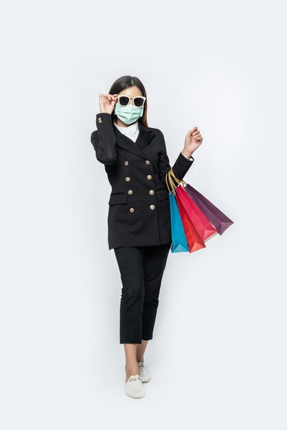 La joven vestía de oscuro, antifaz y anteojos y bolsos para ir de compras