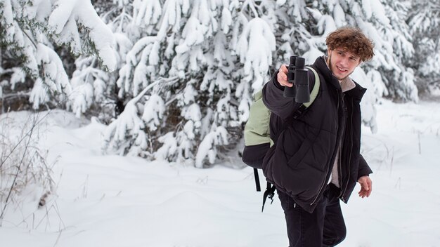 Joven viajando en invierno