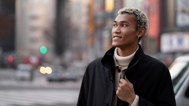 Foto gratuita joven viajando por japón