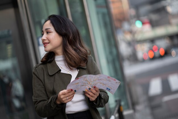 Joven viajando por japón