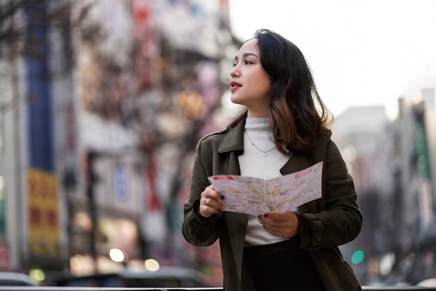 Foto gratuita joven viajando por japón