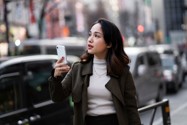 Joven viajando por japón