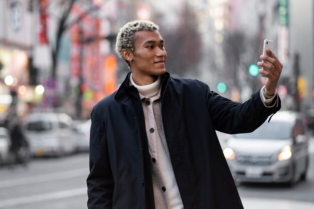 Joven viajando por japón