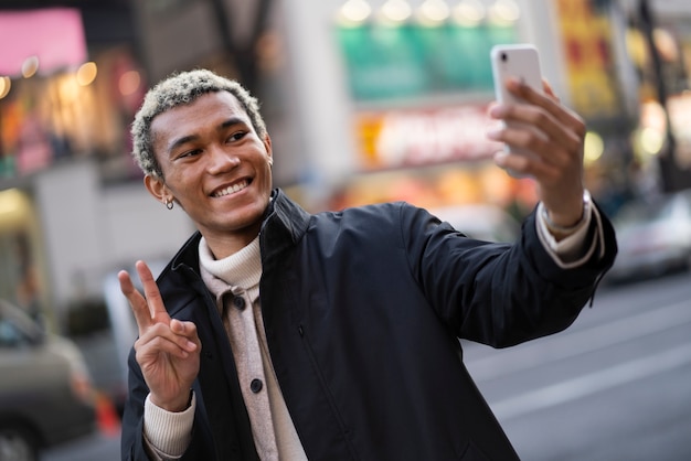 Joven viajando por japón