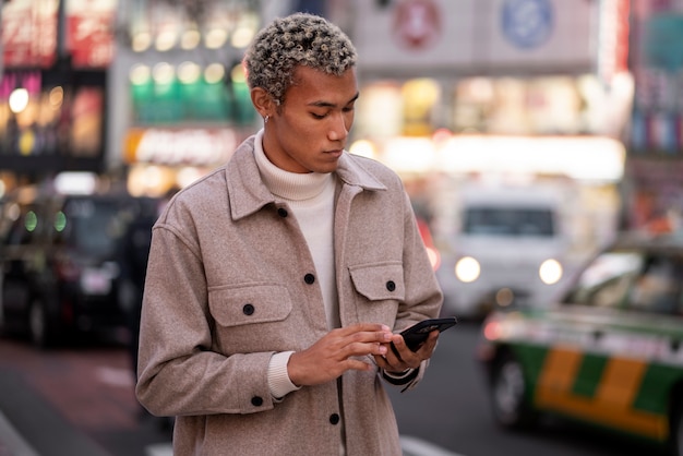 Foto gratuita joven viajando por japón