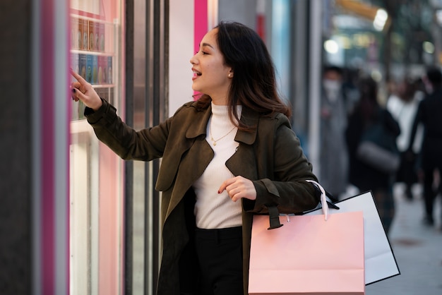 Joven viajando por japón