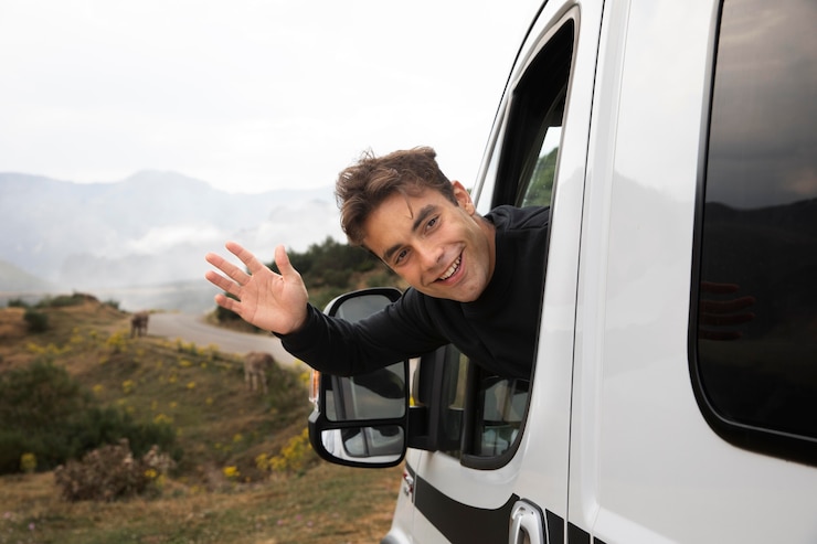 Foto gratuito joven viajando solo en una camioneta