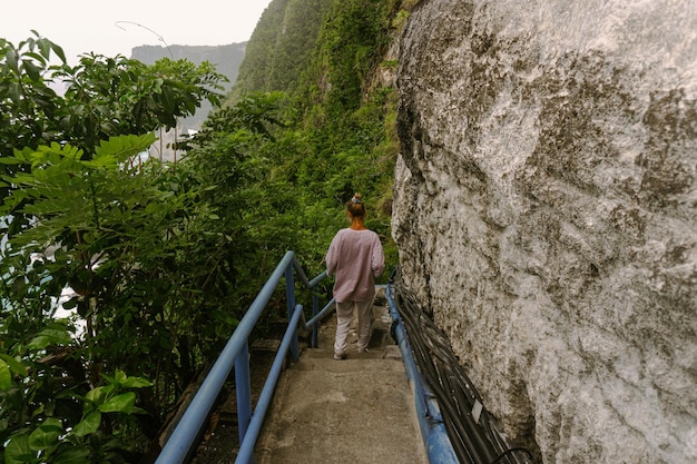 una joven viajera con una cámara toma fotos de la naturaleza