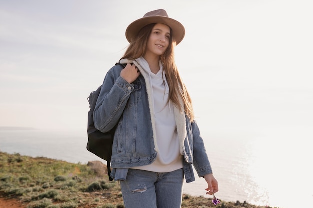 Foto gratuita joven viajera disfrutando de la paz que la rodea