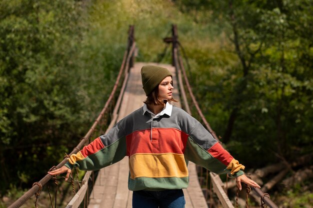 Joven viajero disfrutando de un entorno rural