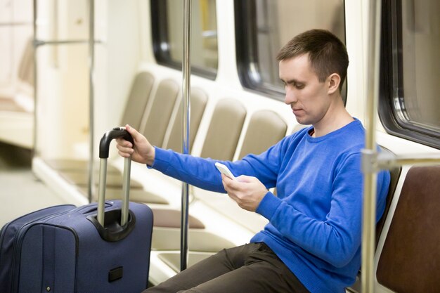 Joven, viajero, metro, tren