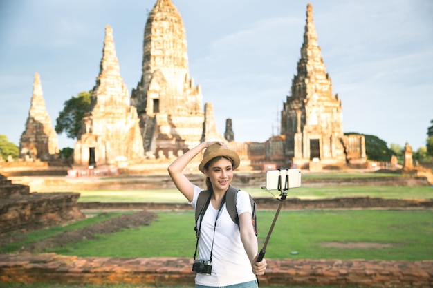 Joven viajero mujer asiática con mochila viajando por la provincia de ayutthaya, tailandia