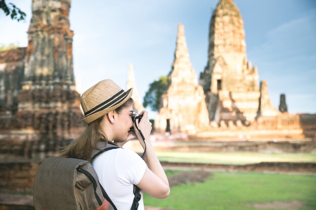 Joven viajero mujer asiática con mochila viajando por la provincia de Ayutthaya, Tailandia
