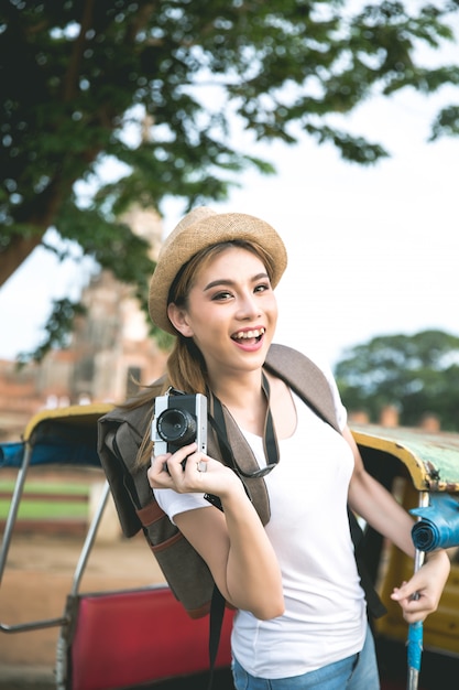 Joven viajero mujer asiática con mochila viajando por la provincia de Ayutthaya, Tailandia