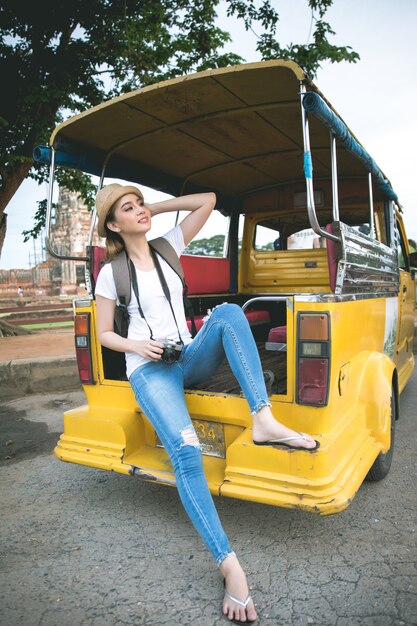 Joven viajero mujer asiática con mochila viajando por la provincia de Ayutthaya, Tailandia