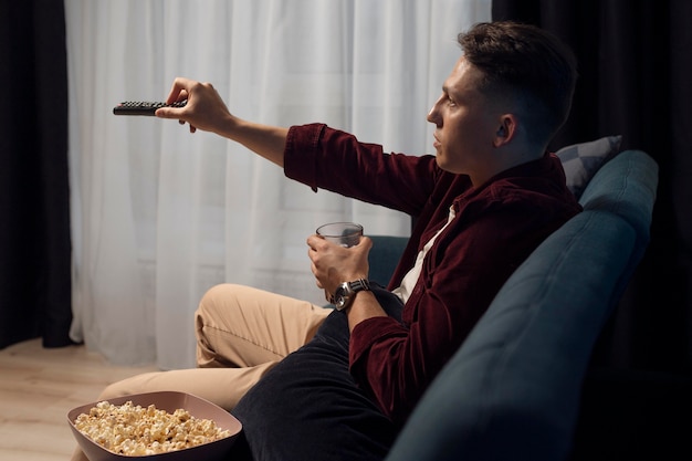 Joven viendo servicio de streaming en casa