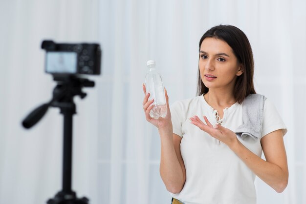 Joven vlogger grabando en casa