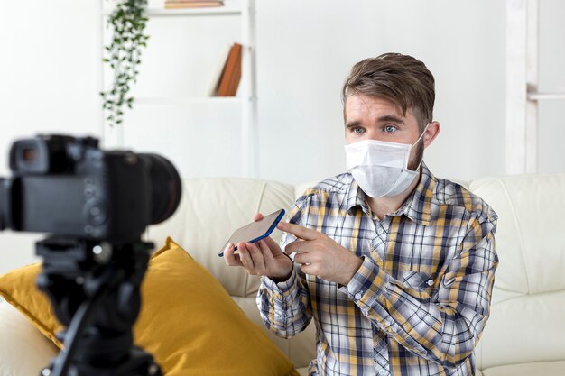 Joven vlogger grabando video en casa