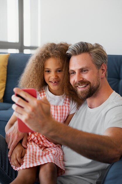 Foto gratuita jovencita adoptada por pareja