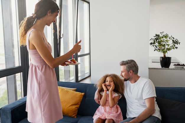 Foto gratuita jovencita adoptada por pareja