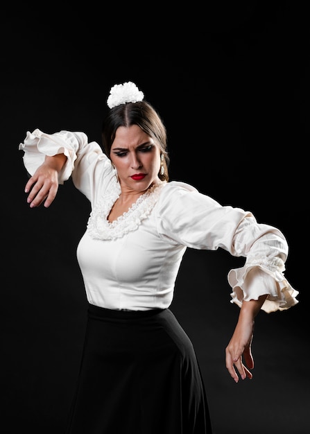 Foto gratuita jovencita bailando flamenco