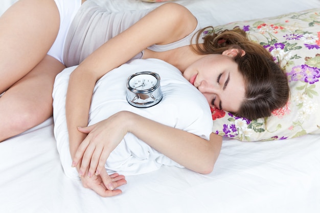 jovencita en la cama