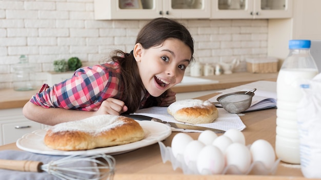 Foto gratuita jovencita en casa cocinando