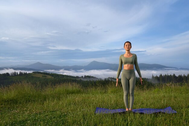 Jovencita deportiva con meditación al aire libre