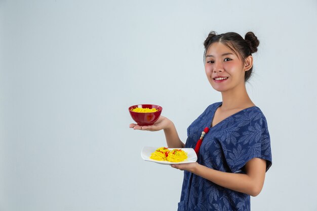 Jovencita disfruta de comer espaguetis en casa