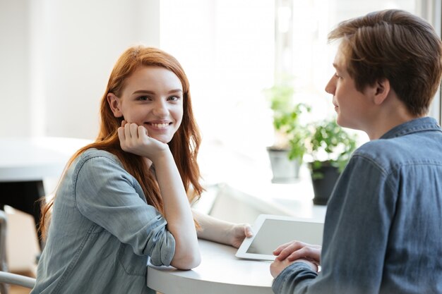 Jovencita divirtiéndose con su novio