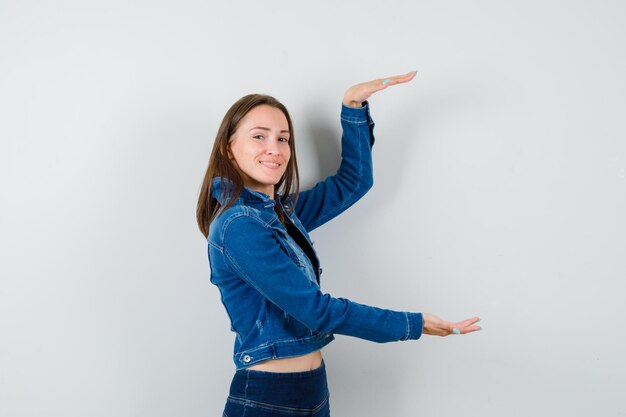 Jovencita expresiva posando en el estudio