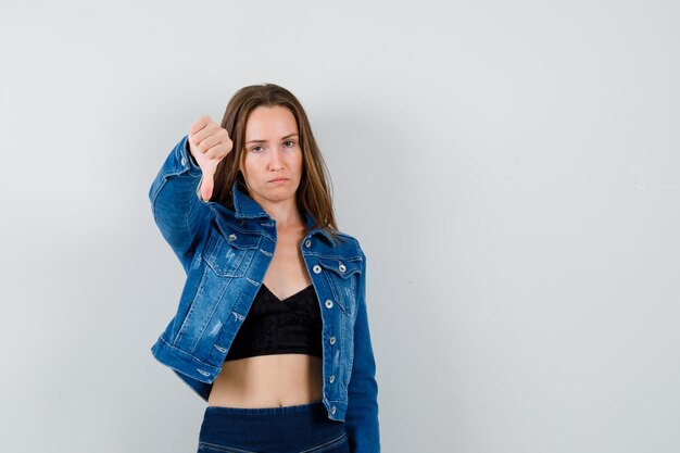 Jovencita expresiva posando en el estudio