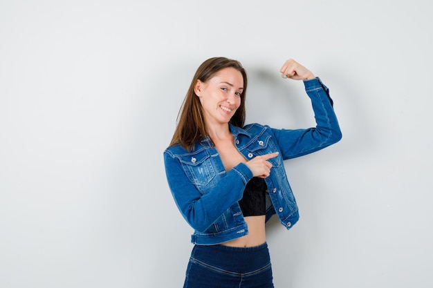 Jovencita expresiva posando en el estudio