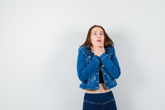 Jovencita expresiva posando en el estudio