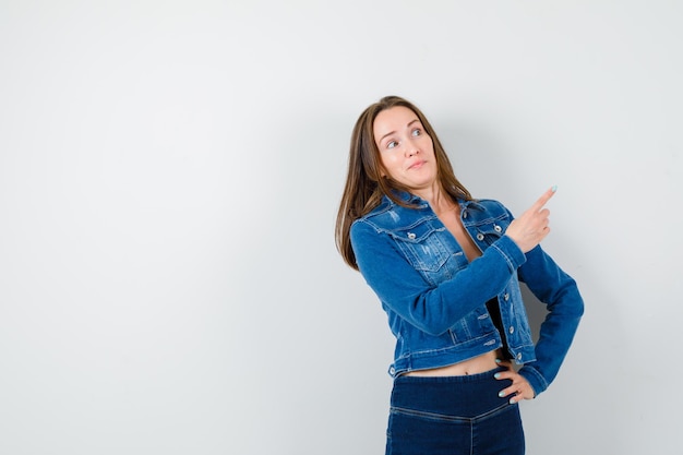 Jovencita expresiva posando en el estudio