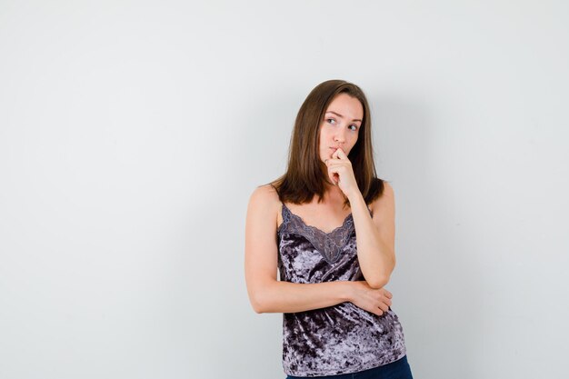 Jovencita expresiva posando en el estudio