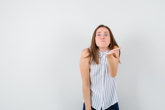 Jovencita expresiva posando en el estudio