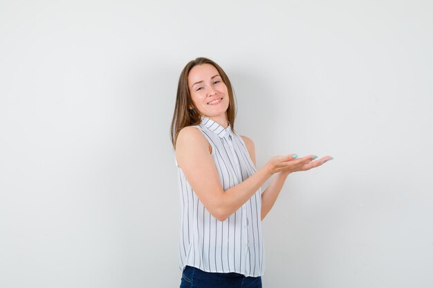 Jovencita expresiva posando en el estudio