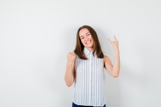 Jovencita expresiva posando en el estudio